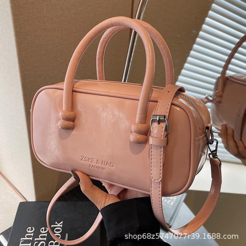 Super fire niche design bag female 2025 Chinese New Year French aunt wearing messenger bag exquisite portable small bag
