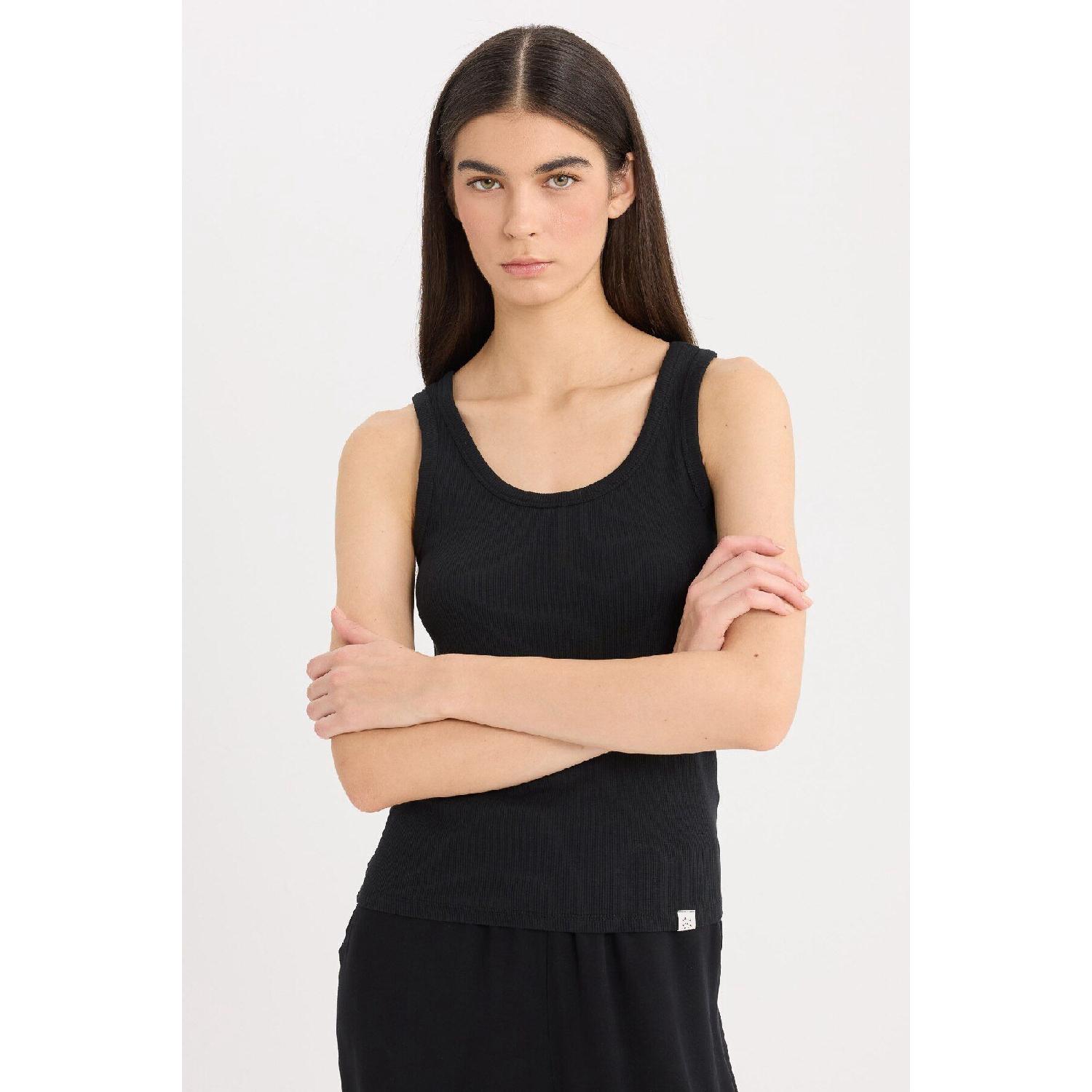

Fall In Love Round Neck Ribbed Basic Plain Undershirt D5183ax24au M