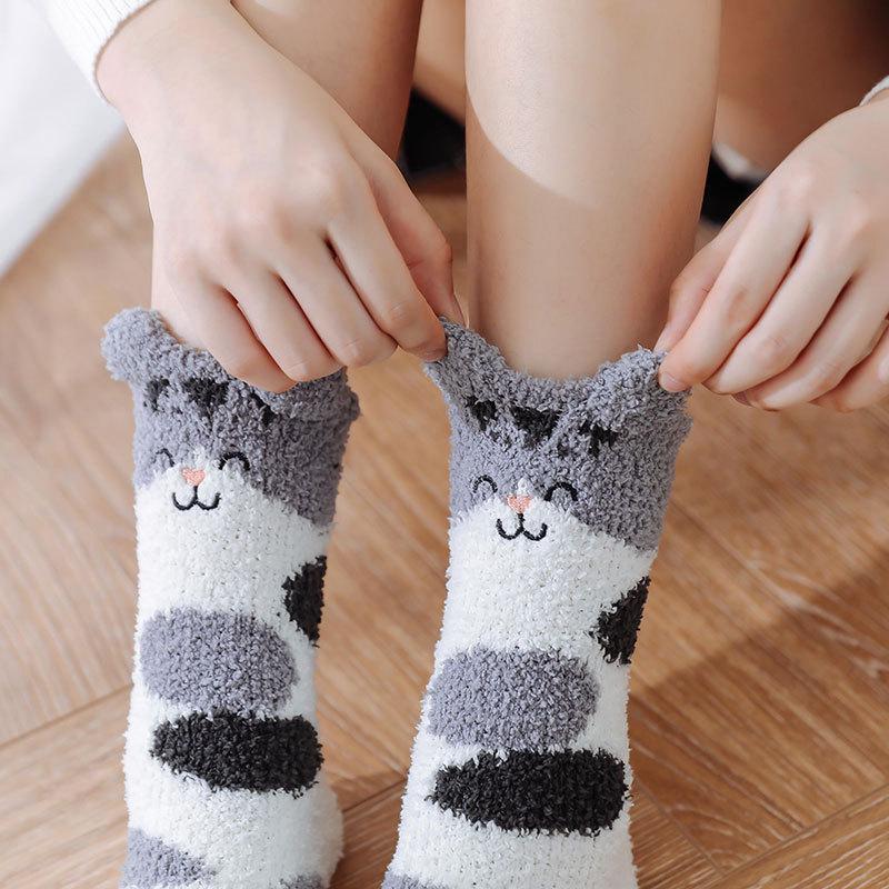 Women's Coral Velvet Cat Paw Socks, Thick Warm Winter Sleep, Cute Japanese Cartoon Embroidery, Long Tube Mid-Calf.