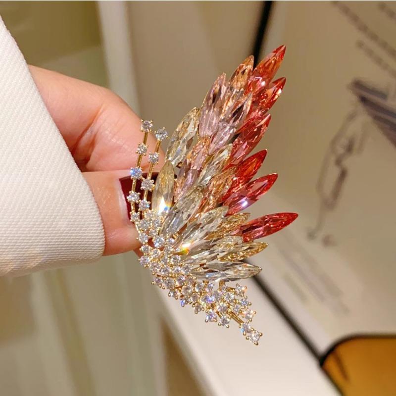 Gradient Crystal Butterfly Brooch, High-end Women's Luxurious Style, Diamond-encrusted Brooch, Niche High-end Sense