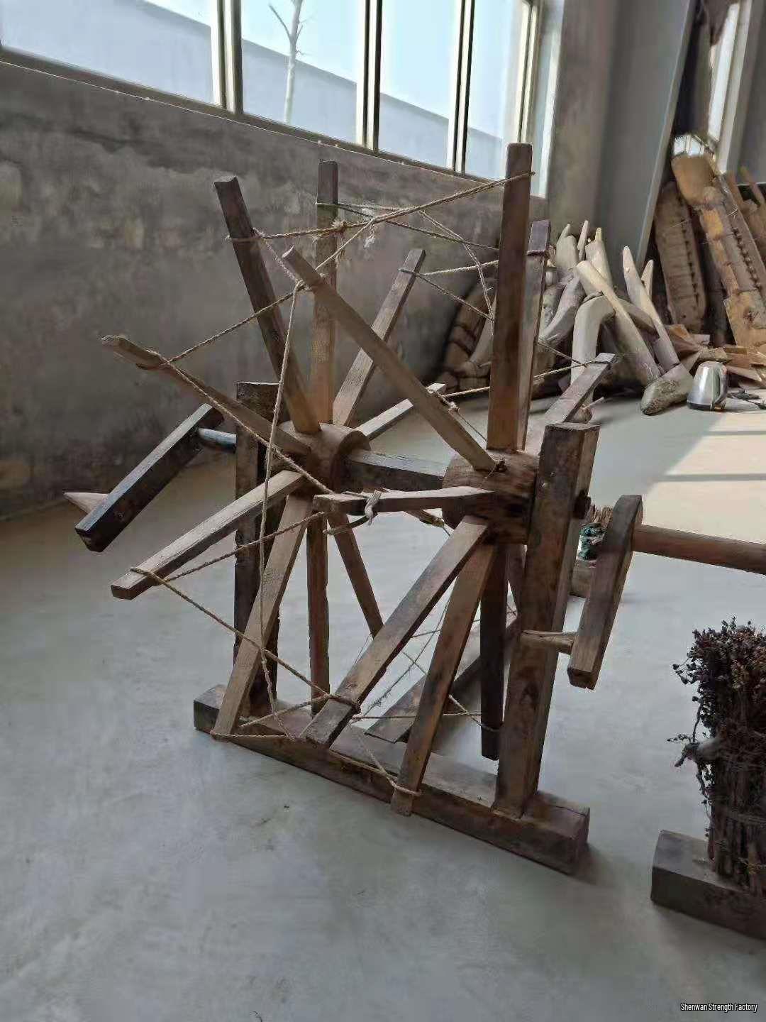 Vintage Hand-Cranked Spinning Wheel: Nostalgic Weaving Tool & Film Prop