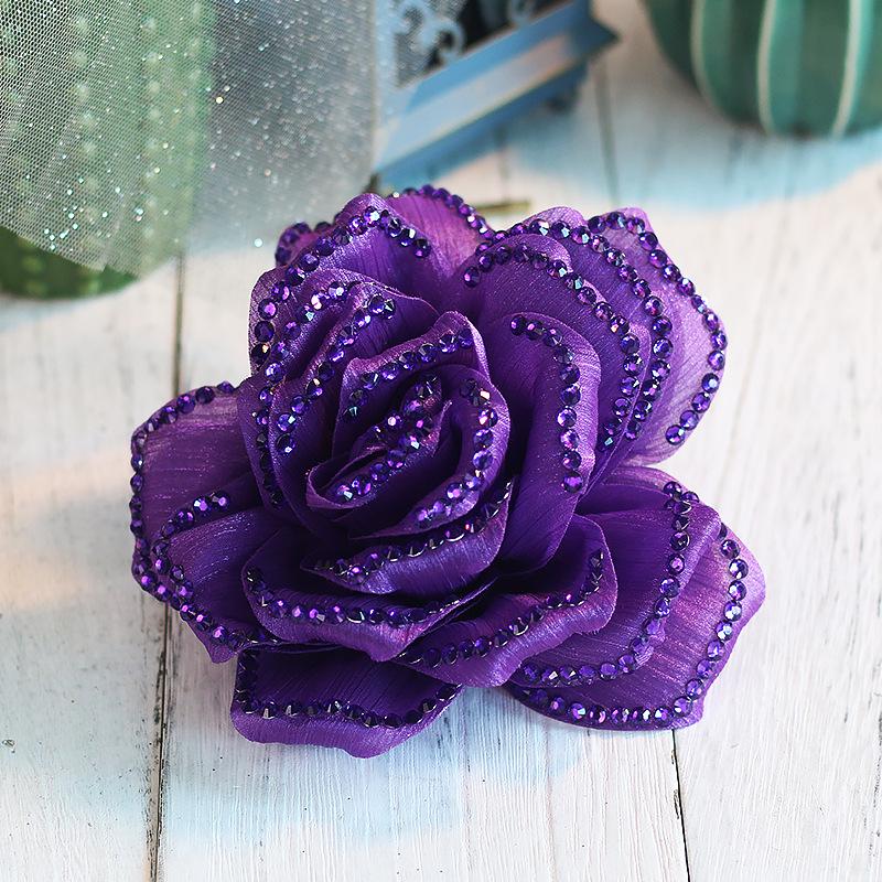 Set červených třpytivých květinových sponek do vlasů a náramku pro dívky na latinskoamerické tance