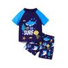 Set Costume da Bagno a Tema Squalo per Ragazzo: Top con maniche raglan e pantaloncini da bagno con stampa di squali all-over