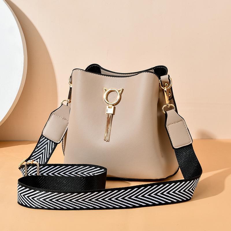 Bag Women's 2025 New Women's Large Capacity Trendy Elegant Foreign Style Shoulder Bag Simple Texture Crossbody Bag