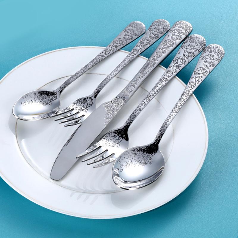 5-delers bestikksett, servise i rustfritt stål, gaffel, kniv, skje, gaveesker, rosegravering i gull, vestlig middagsbestikksett