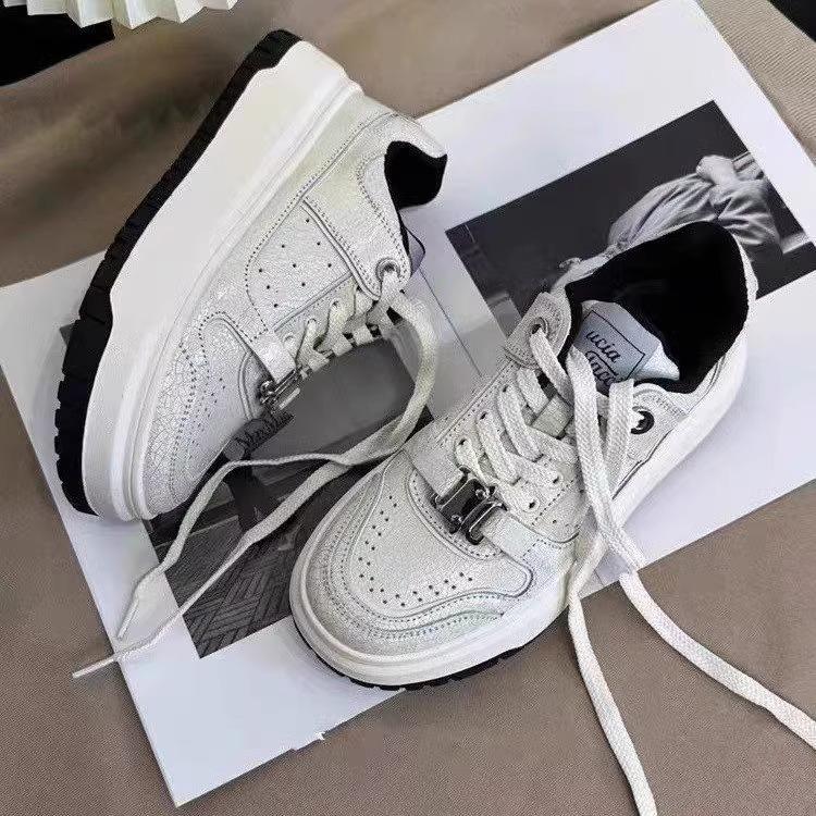 2025 new high-end versatile platform white shoes women's autumn popular Hong Kong style board shoes super fire casual sports shoes
