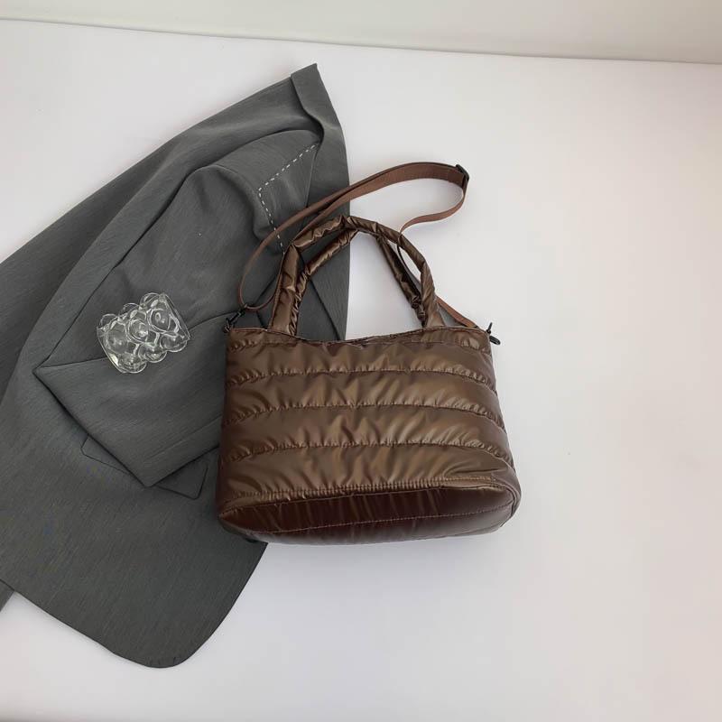 

Stylish Durable Women s Tote Bag, Adjustable Crossbody Strap, Zipper Shoulder Bag for Winter Commuting Christmas Gifts Outings кавовий