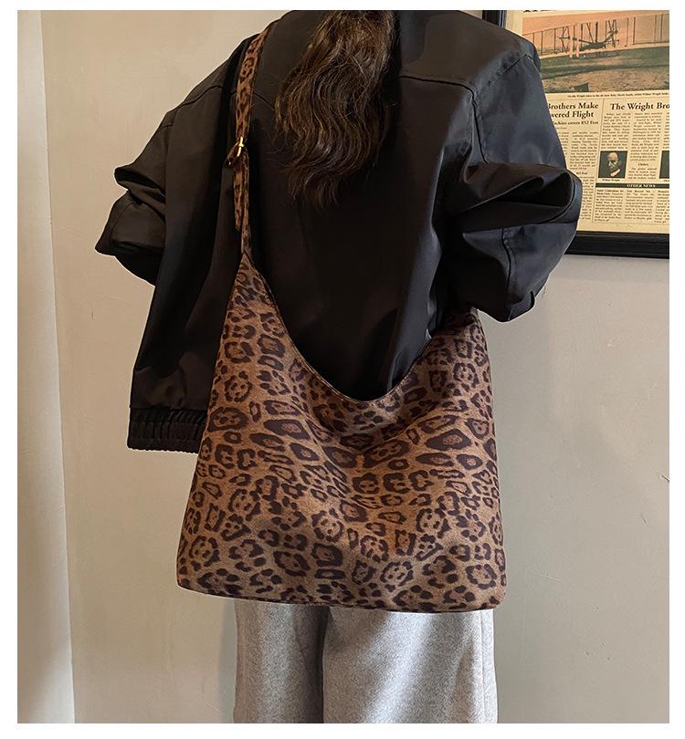 Sueded 2026 Retro Women's Tote: Large-Capacity Commuter Shoulder Bag