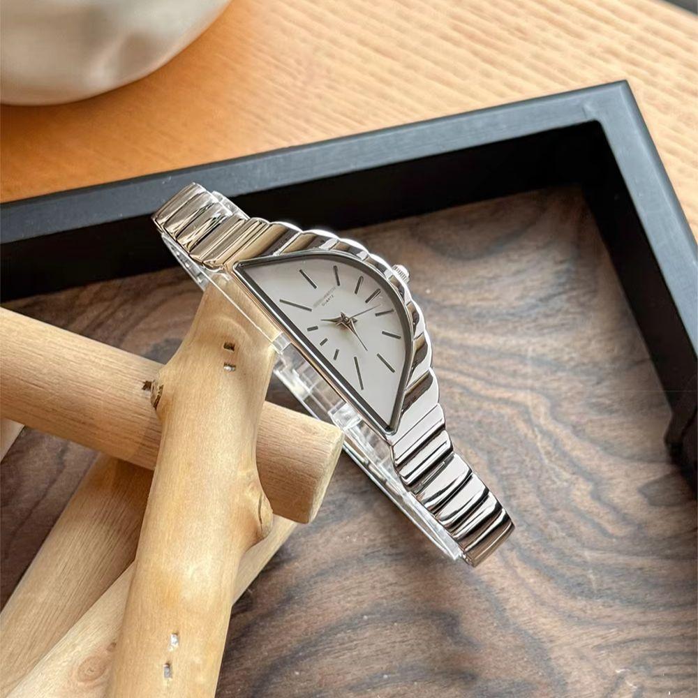 Modische und elegante Damenarmbanduhren Goldfarben Unregelmäßiges Dreieck Zifferblatt Luxus Damenuhr Quarz Professioneller Arbeitsplatz
