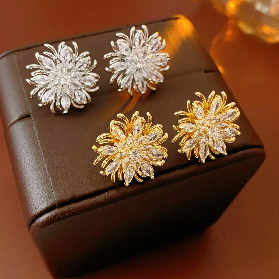 High-quality Zircon Crystal Snowflake Earring for Women Light Luxury Exquisite Stud Earrings High-end Fashion Accessories Gifts