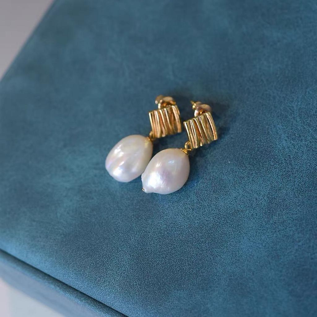 Rautenförmige kleine einzigartige natürliche unregelmäßige Barock-Nischen-Design Süßwasserperlenohrringe kleine Temperament-Steckohrringe