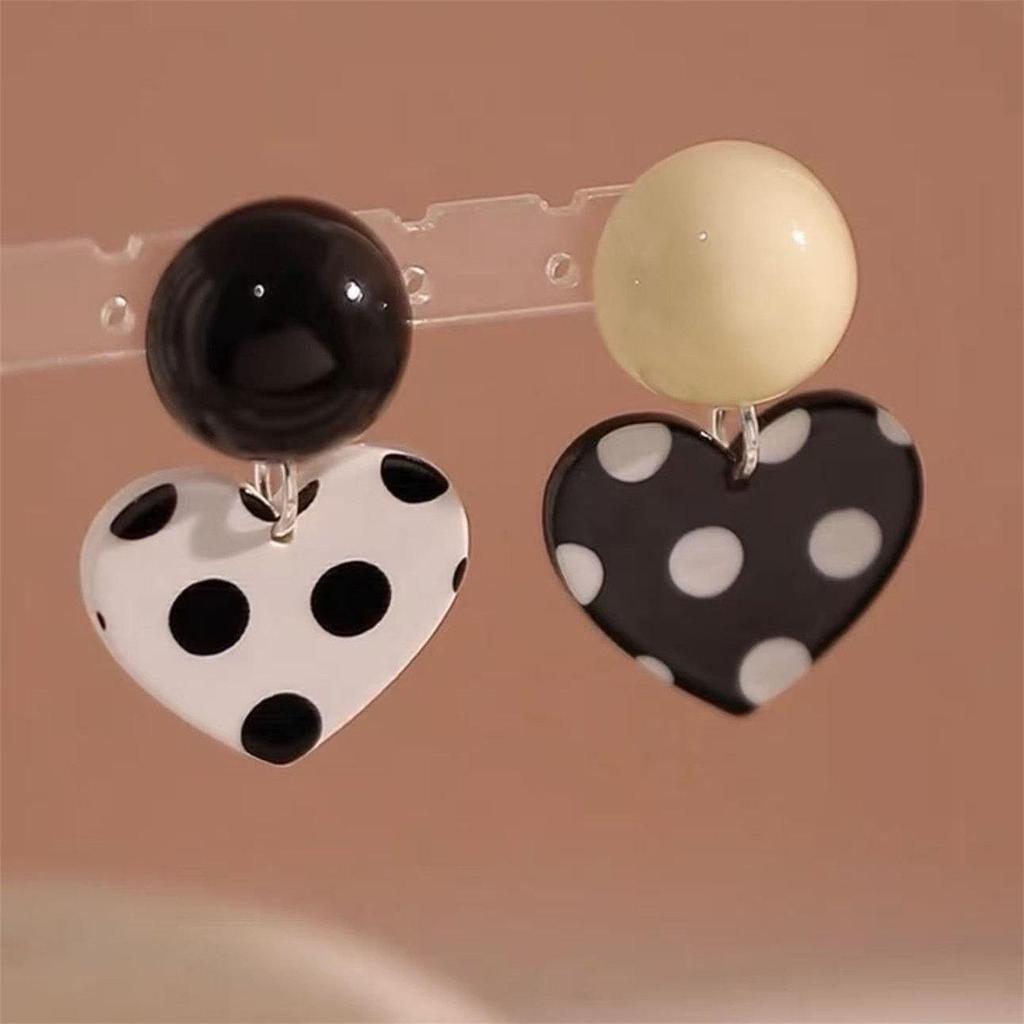 2026 Retro Hong Kong Stijl Zwart-Wit Polka Dot Hart Oorbellen – High-End Niche Design Studs voor Vrouwen