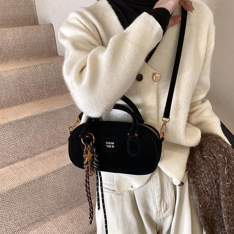 

Осень и зима ретро матовая маленькая сумка женская 2025 новая популярная универсальная сумка-мессенджер супер огонь портативная сумка-боулинг тренд 23*7*11.5 чёрный