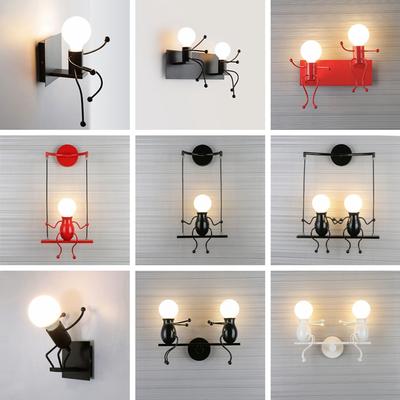 Applique da Parete a LED Umanoide Creativo E27 Ferro Cartone Animato Omino Altalena Lampada da Parete Decorazione Artistica per Camera da Letto Camera dei Bambini Illuminazione Sconce