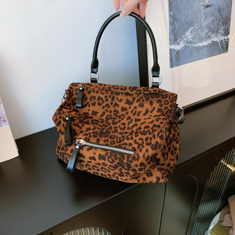 

Сумка с леопардовым принтом, женская, большой вместимости, новинка 2024 года, универсальная сумка-мессенджер на осень и зиму, повседневная и популярная сумка-тоут для поездок на работу