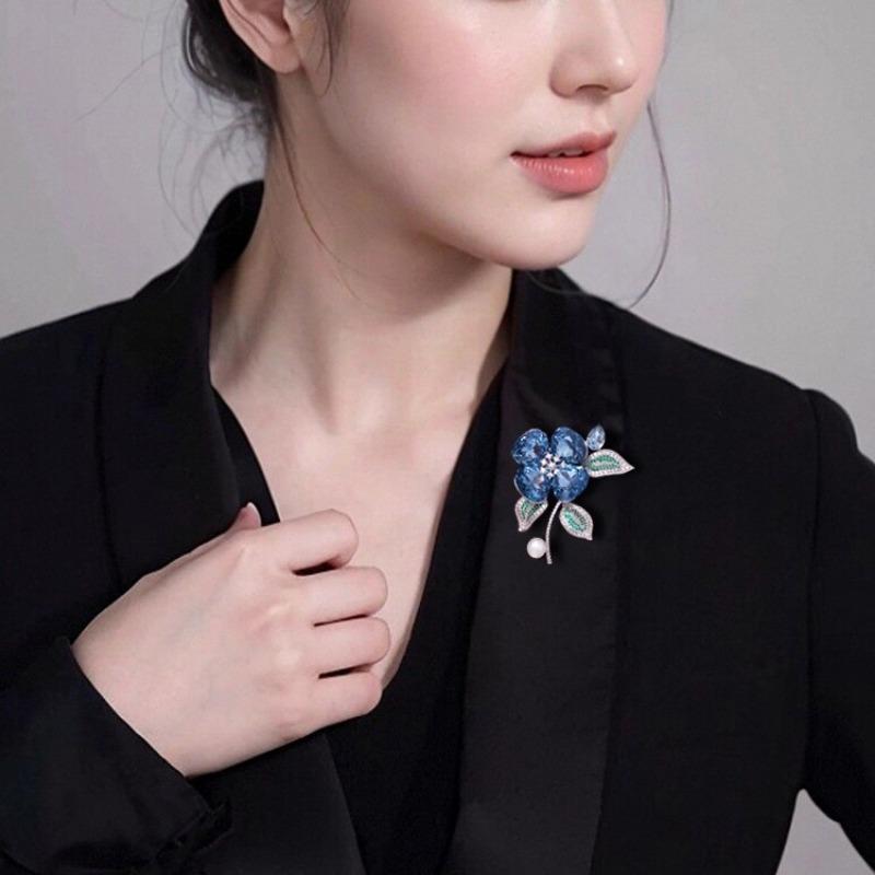 Elegant and Refined Orchid Brooch for Women, Delicate and Elegant Crystal Brooch, Light Luxury and Niche Design Sense Brooch