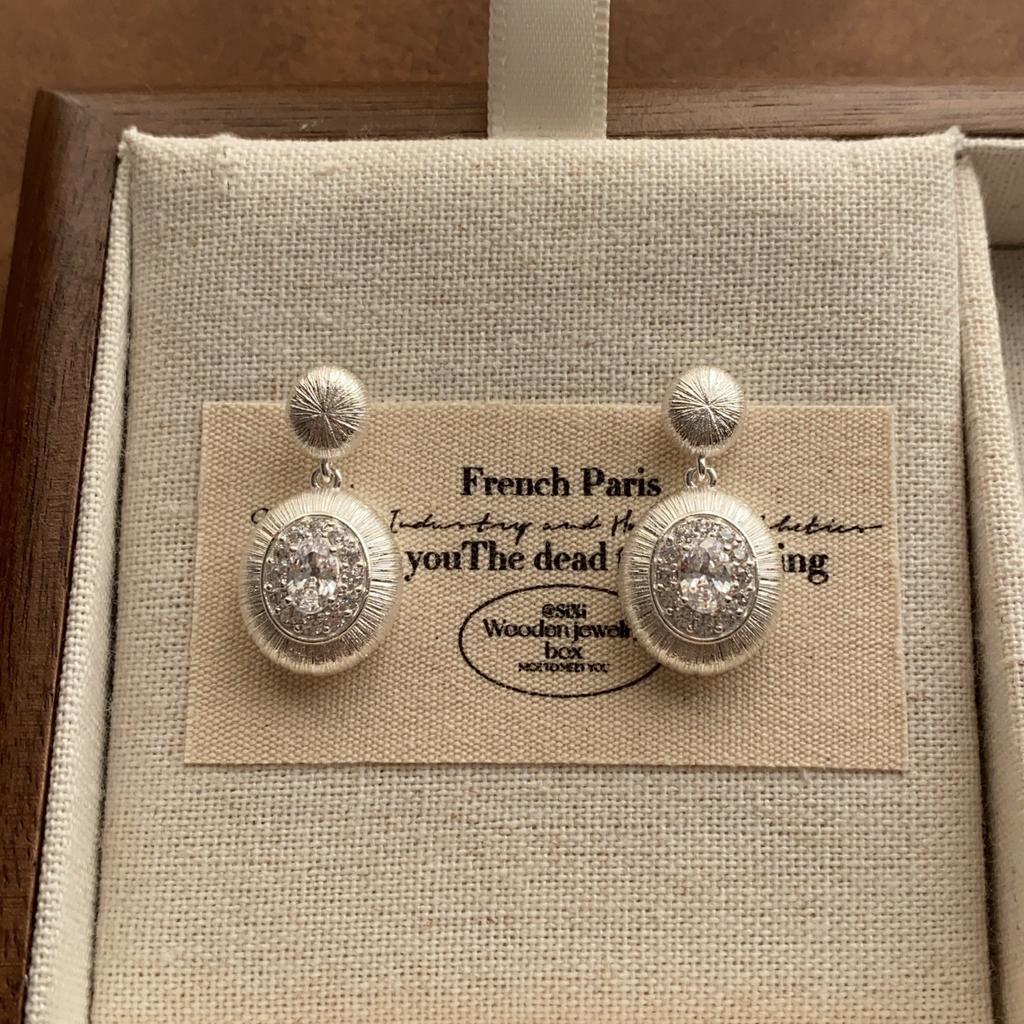 Multi-layer three-dimensional petal flower stud earrings, simple temperament, retro elegance, natural softness, daily high-end earrings