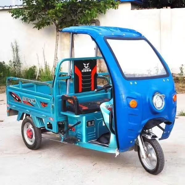 Regnskyddat soltak för elektrisk trehjuling, för framsäte och budkörning