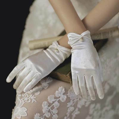 Jewelry Display Guide: White Gloves for Luxury Goods, Bridal Etiquette, and Wedding Photos