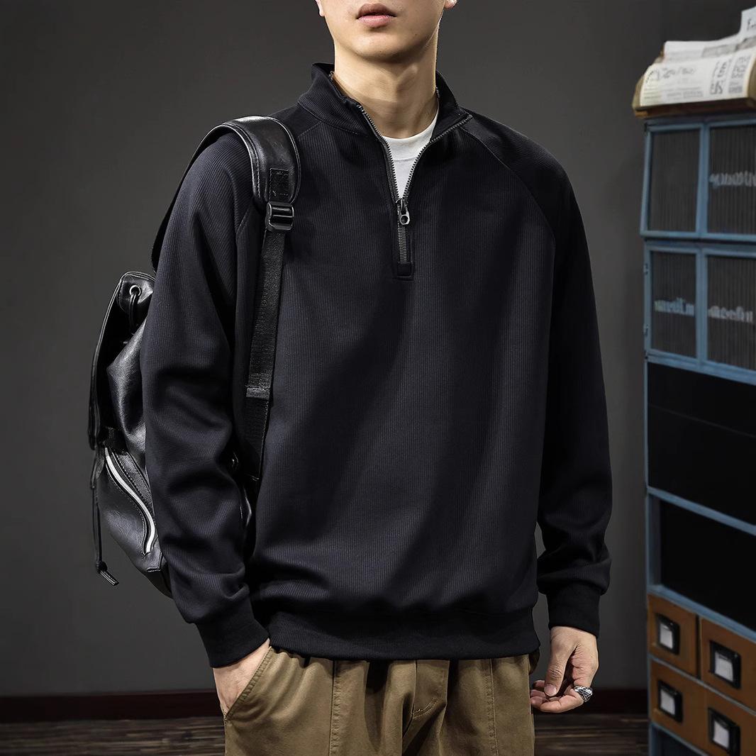 Осенний однотонный мужской свитер с воротником-стойкой — фото 3