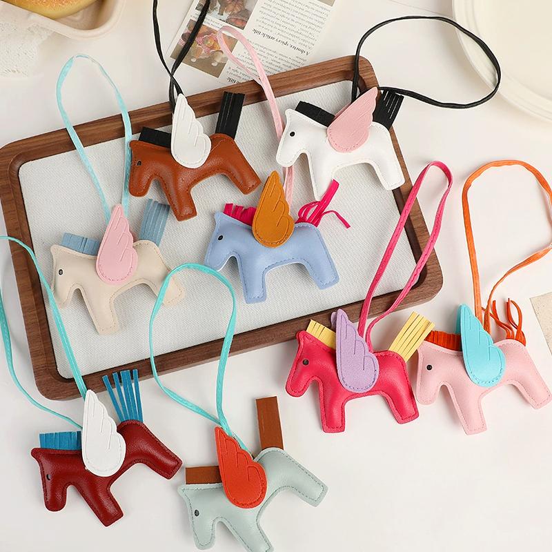 1Pc Horse Pendant Minimalist Bag Pendant Creativity Wing Decoration Cartoon Color Blocking Leather Pendant Car Keychain