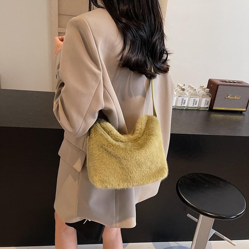 Niche design plush bag women's autumn and winter fashion portable out bucket bag simple casual messenger bag
