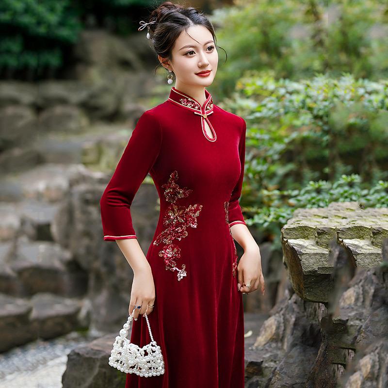 Cheongsam migliorato rosso velluto ricamato nuovo stile cinese a maniche lunghe per donna, abito da sposa di alta gamma