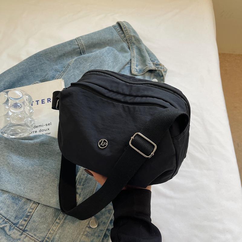 

New summer small bag fashionable simple versatile casual multi-layer shoulder travel crossbody pillow bag women чорний