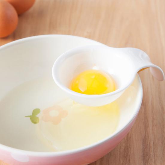 Egg Yolk Separator BPA-Free Plastic Egg White Filter with Ergonomic Handle Easy Clean Baking Gadget for Cakes Muffins Meringues Custards