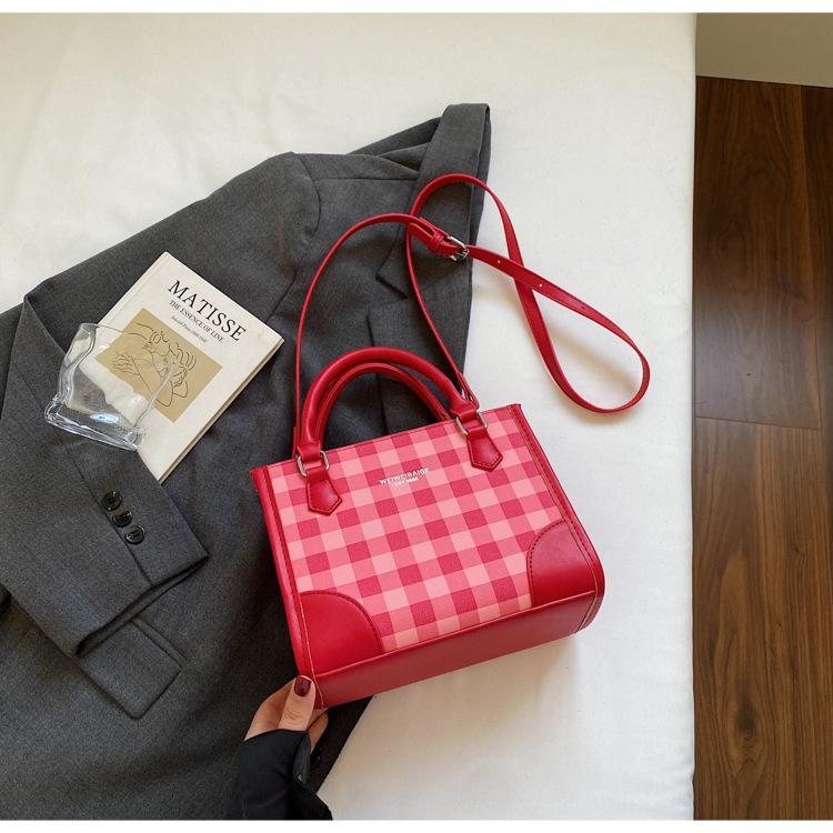 

2025 новая трендовая нишевая сумка женская модная клетчатая сумка-мессенджер корейская версия зарубежный стиль повседневная портативная сумка для поездок на работу маленькая квадратная сумка