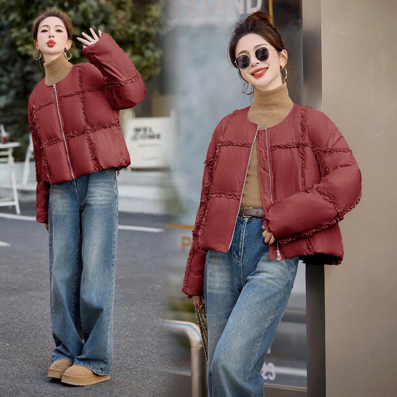 

Женская зимняя 2024 короткая пуховая куртка с оборками и вставками - Толстое утепленное пальто HR230 M (90-115 jin) красный