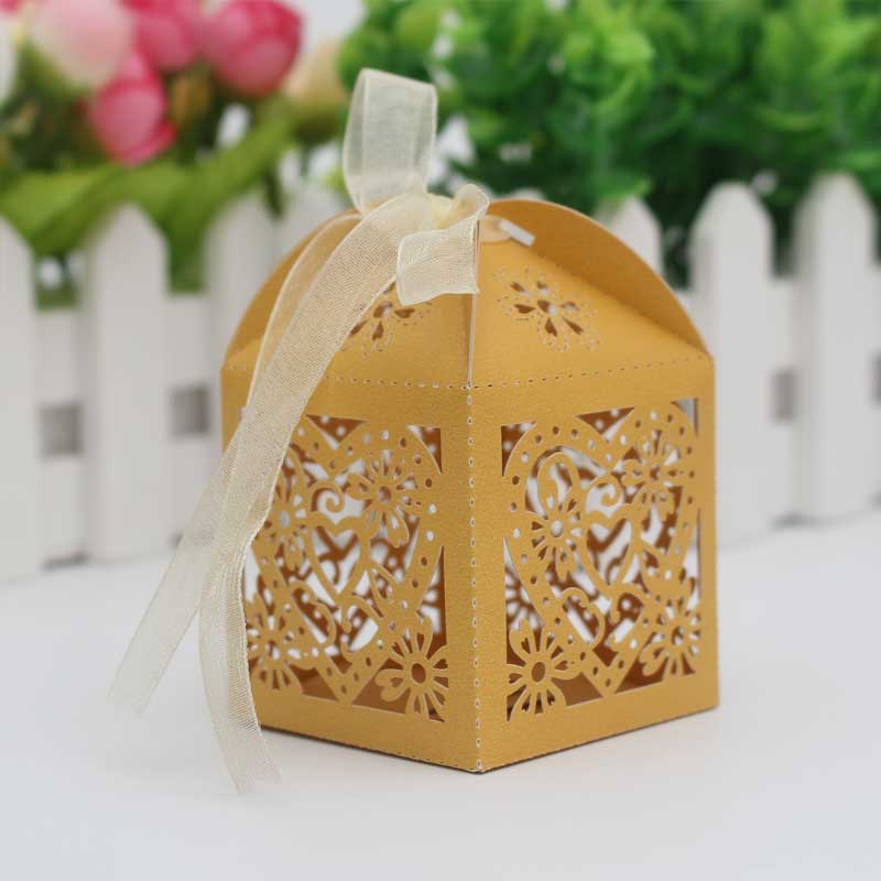 30 50 STÜCKE/llot Laser Cut Braut Bräutigam Hochzeit Süßigkeiten Pralinenschachtel Gäste Geschenkboxen Papierverpackung Babyparty Schokoladenkeksschachtel