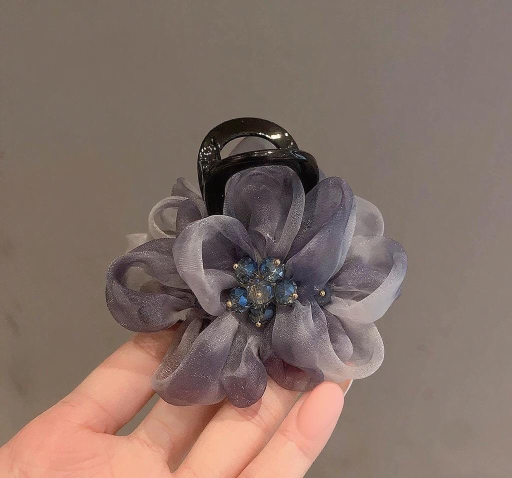 Silk Gauze Medium Claw Clip: Gentle, Age-Reducing Hair Accessory