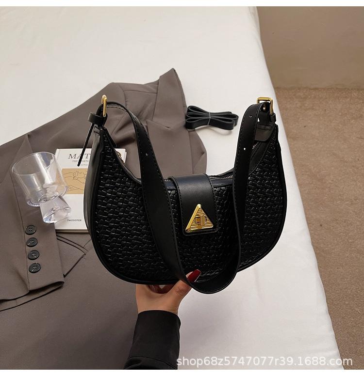 Casual retro underarm bag women s spring 2025 new woven bag design fashion trend shoulder crescent bag