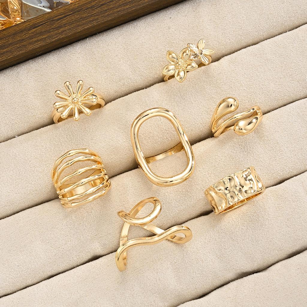7 Pcs Gold Metal Ring Set for Women Starfish Shell Geometric Flower Knuckle Rings Vintage Daily Stackable Fashion Jewelry Gifts