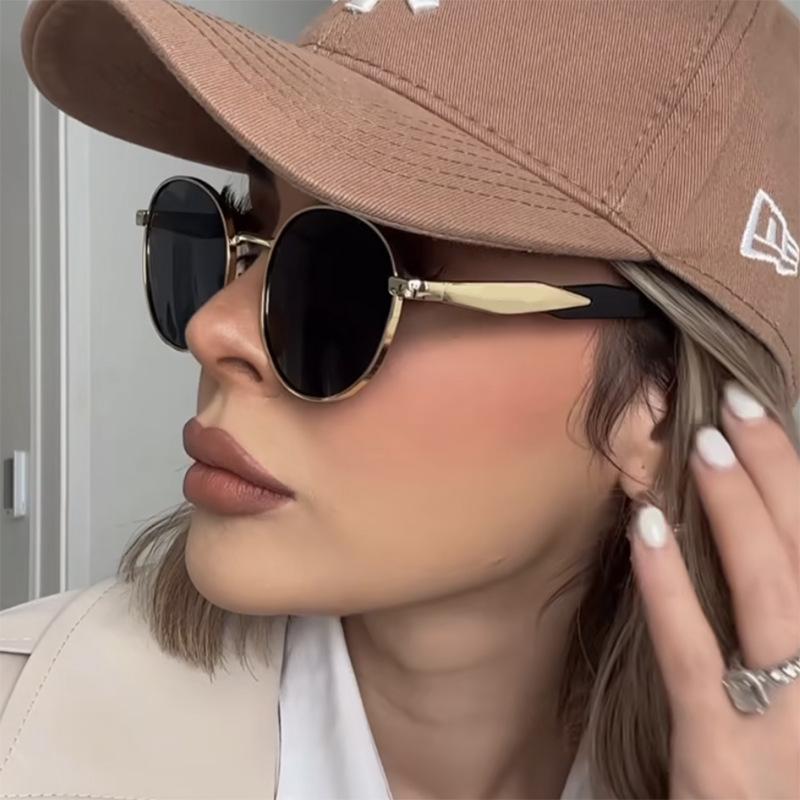 Non-polarized Small Frame Metal Oval Casual Sunglasses Women Fashionable Punk Style Sunglasses