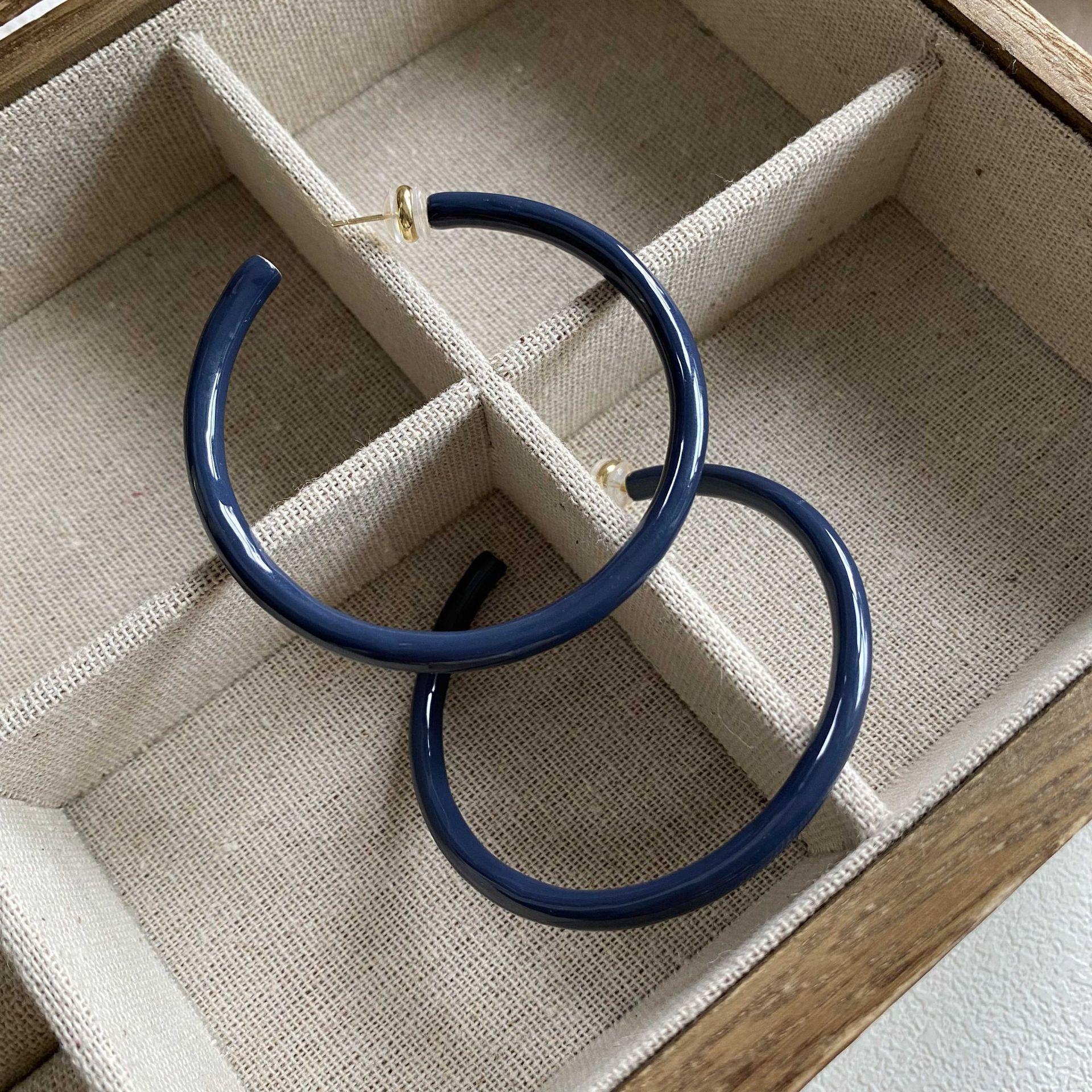 Autumn and winter atmosphere Maillard circle earrings, new popular niche design, advanced temperament exaggerated earrings