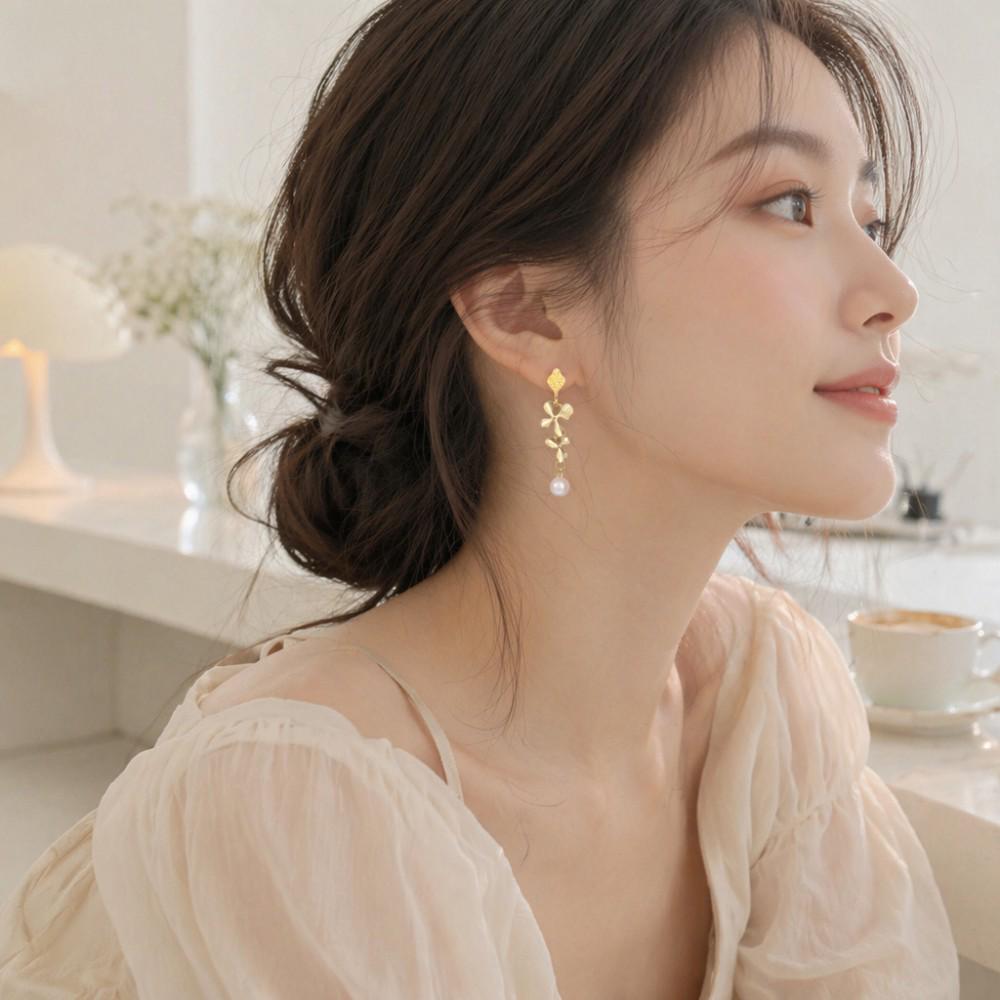 Exaggerated 3D Flower Pearl Earrings: Light Luxury, High-End Metal Style Studs