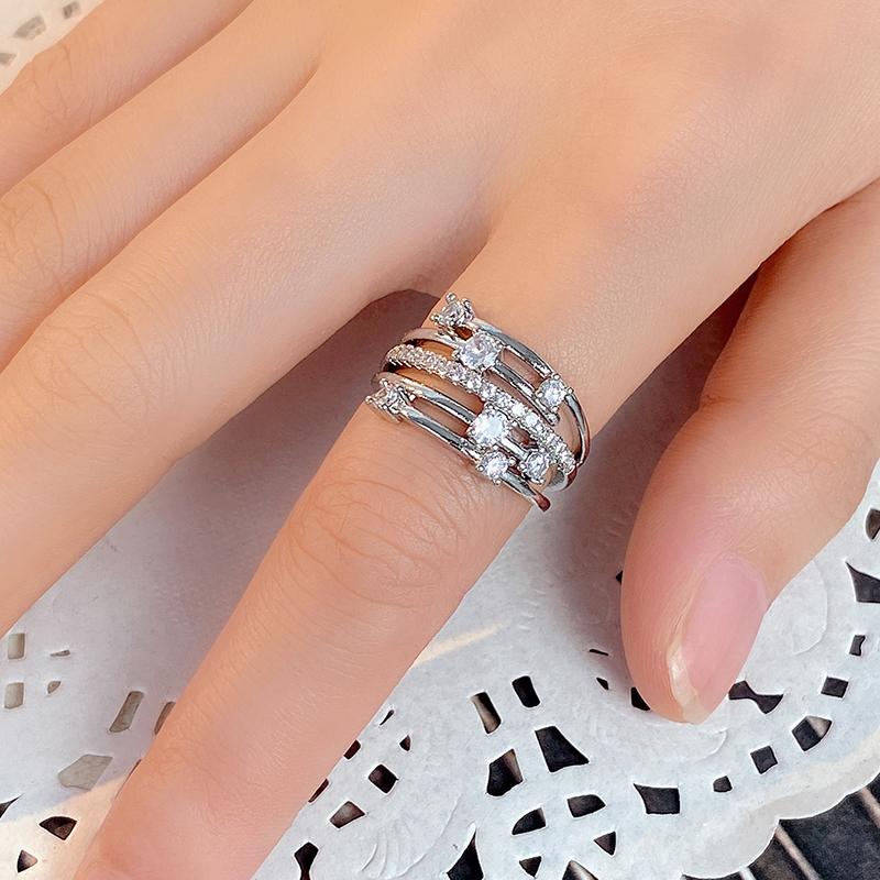 Huitan Mehrschichtiger Kreuzfingerring mit funkelndem Zirkonia. Neue Eheringe für Frauen, moderner Modeschmuck für Frauen