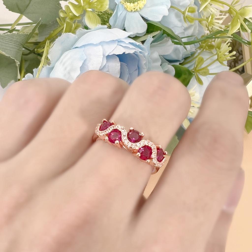 Bague tendance en diamant rouge de couleur or rose, style géométrique avec un design torsadé entrelacé