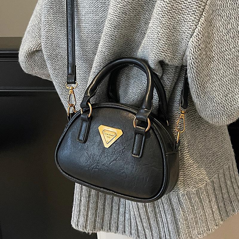 This year is trendy autumn and winter versatile fashion retro women's portable pillow bag fashionable personality niche messenger bag