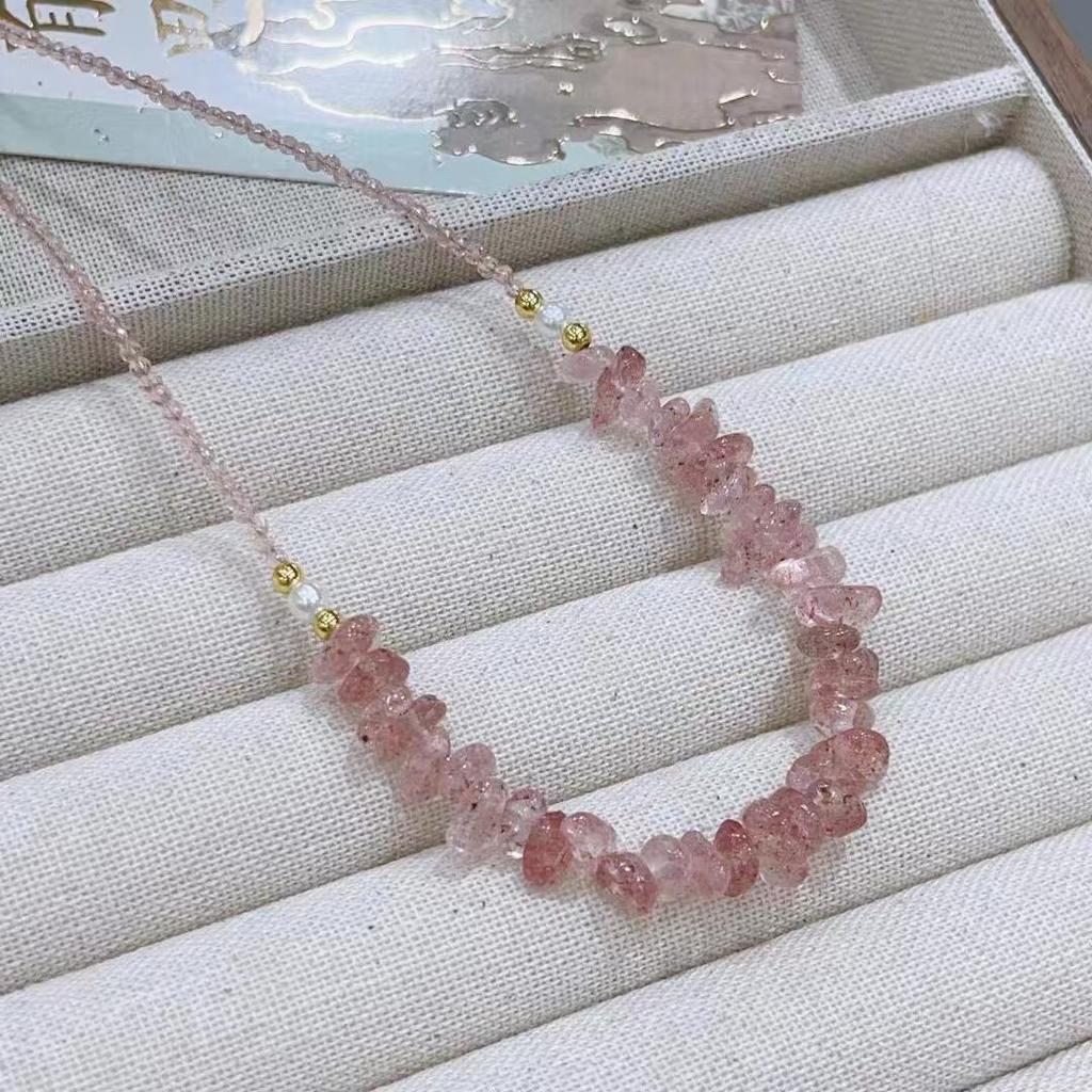 Natural strawberry crystal gravel necklace ice-through pink peach blossom strawberry crystal collarbone chain fashionable irregular and fresh