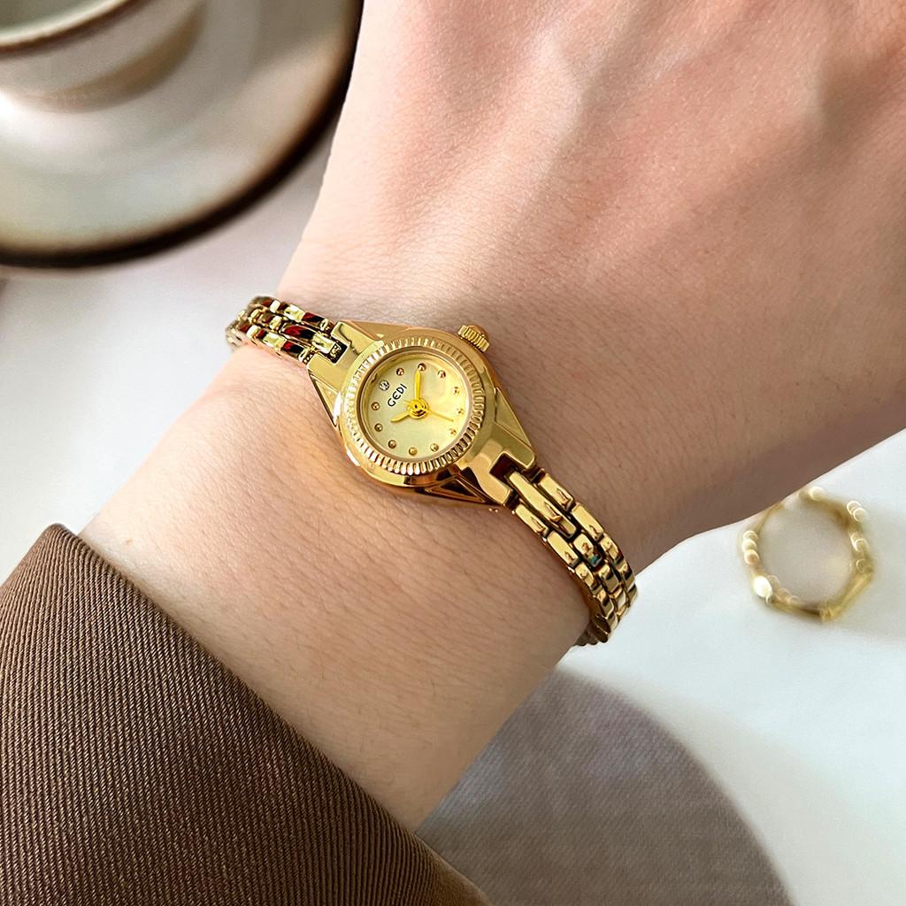 Womens Minimalist Quartz Watch With Stainless Steel Band And Elegant Look For Casual Daily Wear