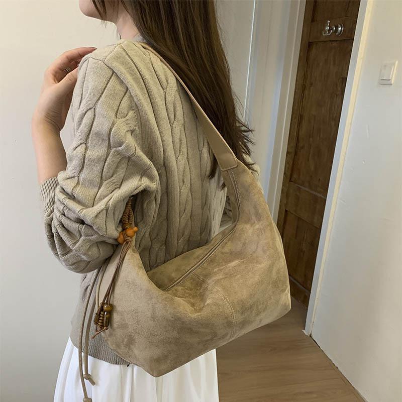 

Замшевая сумка женская большой вместимости 2025 новая осенне-зимняя ретро сумка через плечо мессенджер матовая сумка-пельмень для通勤 хаки
