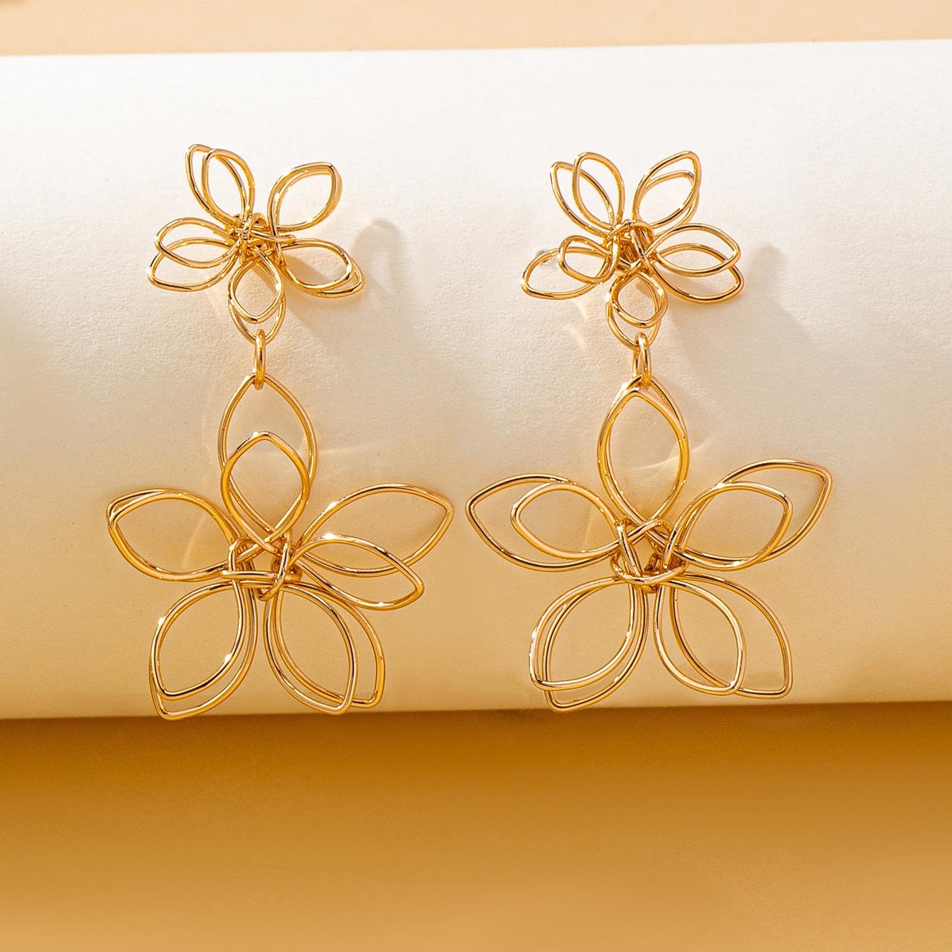 

A Pair of Women s Earrings, Simple and Elegant Iron Flower Design Earrings, Suitable for Daily Wear and Vacation