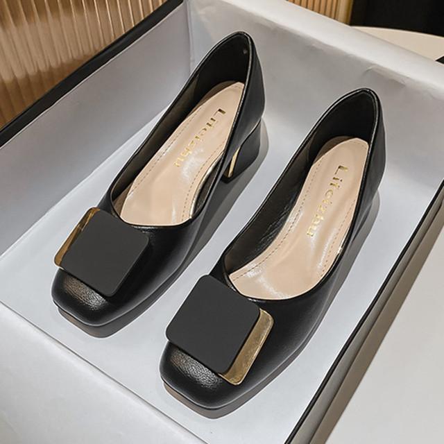 

Большой размер 35 -43 Женские туфли-лодочки Средний каблук Квадратный носок Туфли для офисной леди Кожаная обувь Большая золотая металлическая цепочка Мягкая подошва Обувь без застежки 35