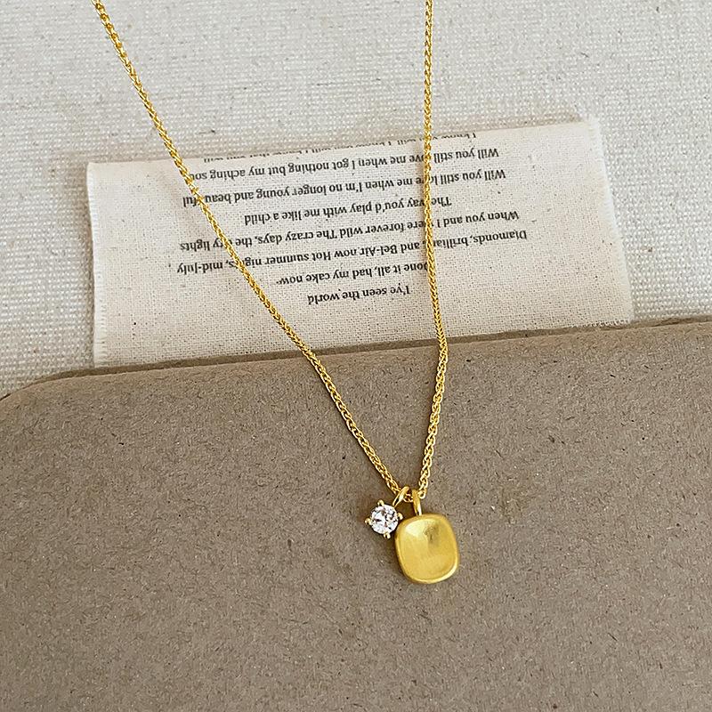 

Новое китайское старинное золотое пухлое ожерелье с кулоном в виде слитка Фу, женское простое модное темпераментное универсальное ожерелье на шею, цепочка на свитер