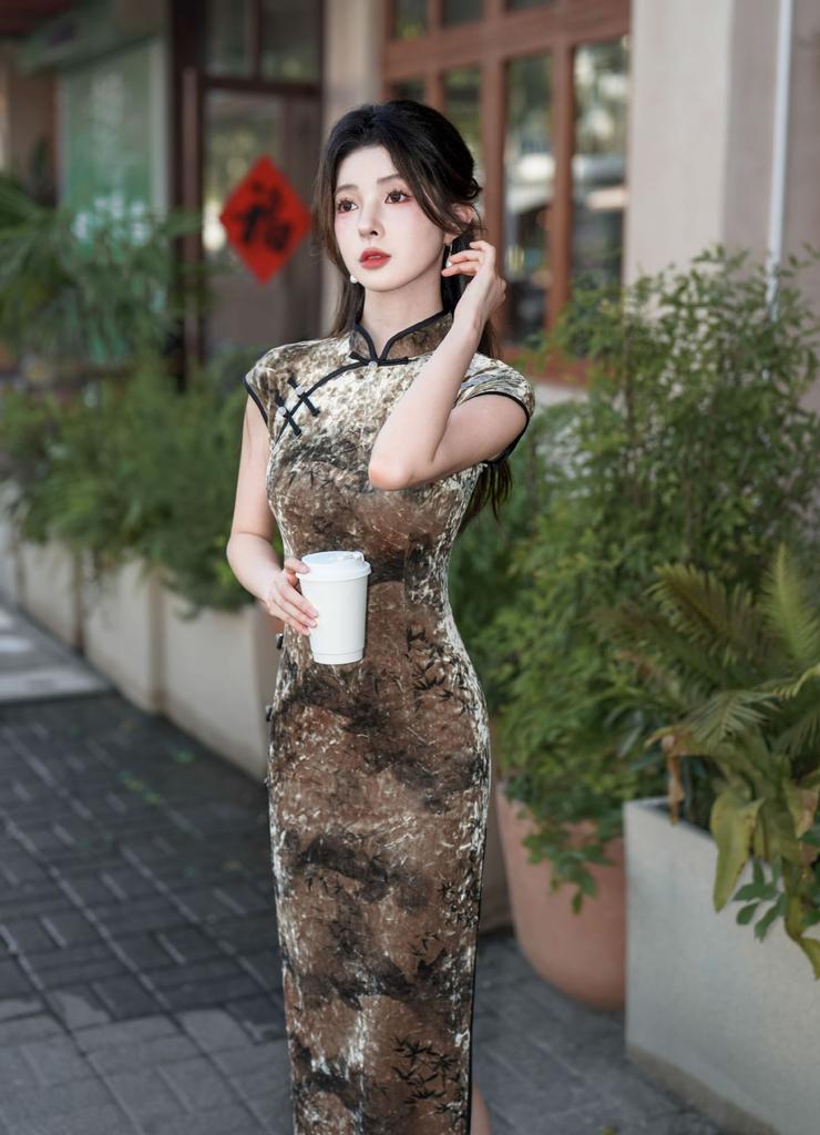 1011 autumn models are on the market, retro slim-fitting and improved split-fork cheongsam.