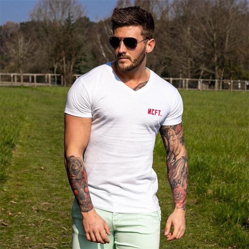 

Muscleguys Летняя мода с v-образным вырезом и графическим рисунком, мужские футболки с индивидуальным принтом, с короткими рукавами, приталенные, для фитнеса, спорта, мужская повседневная уличная одежда XXL белый