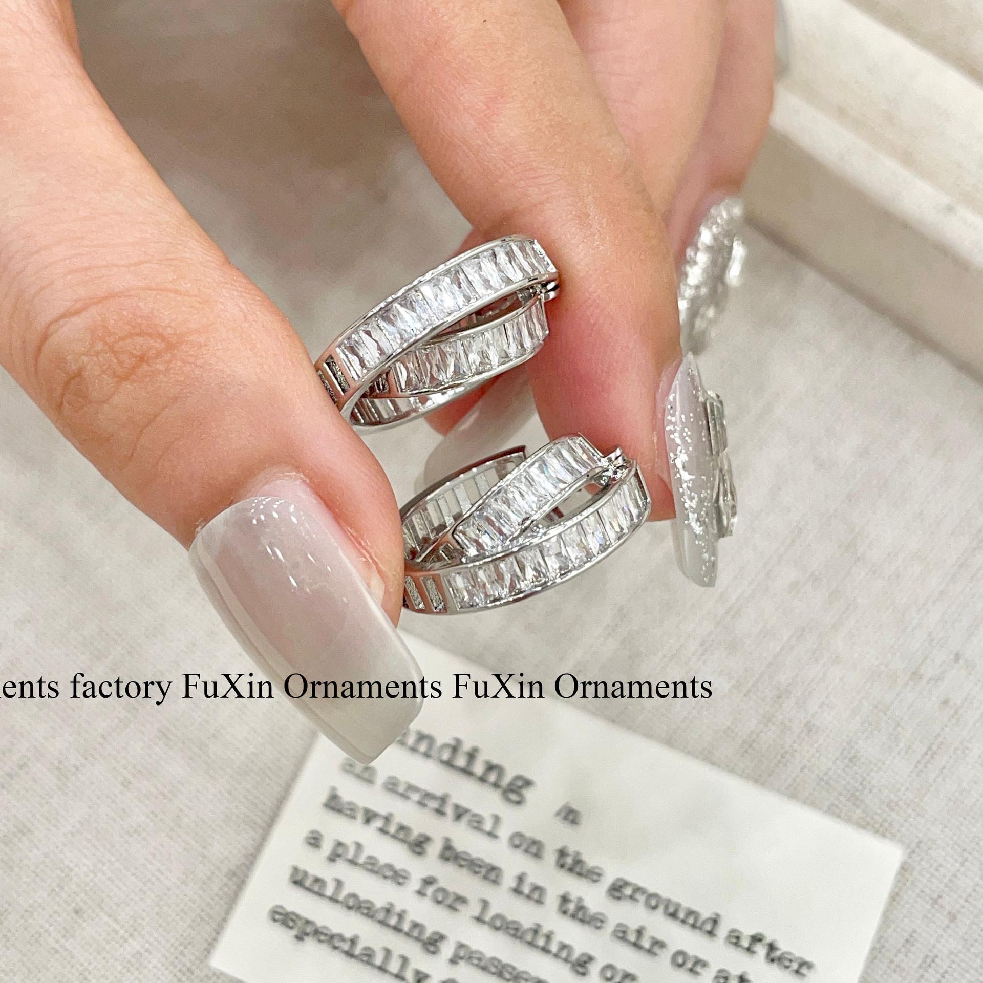 

Элегантные серьги-кресты с цирконами 2024 года: Шикарные и изысканные женские украшения. E0716 Zirconia Earrings серебряный